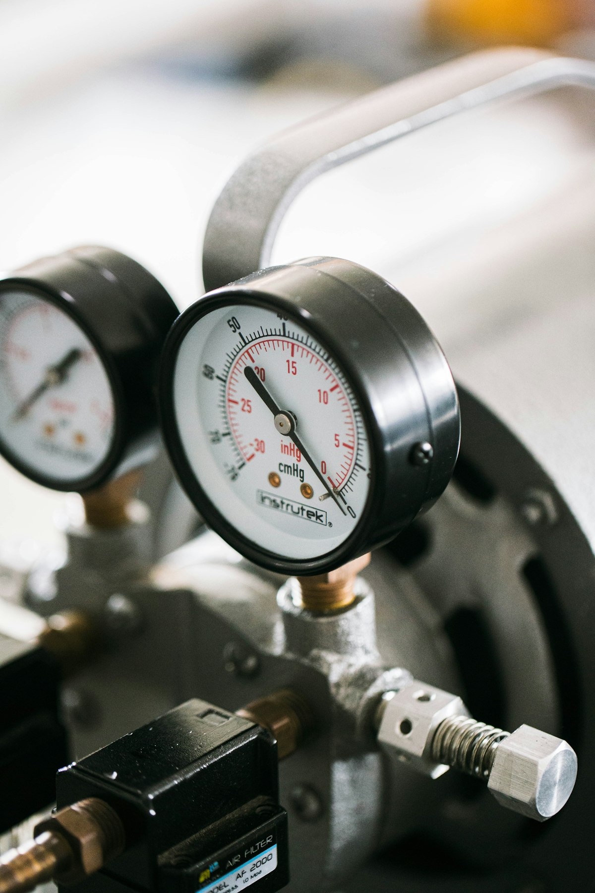Refrigeration pressure gauge used for air conditioning servicing